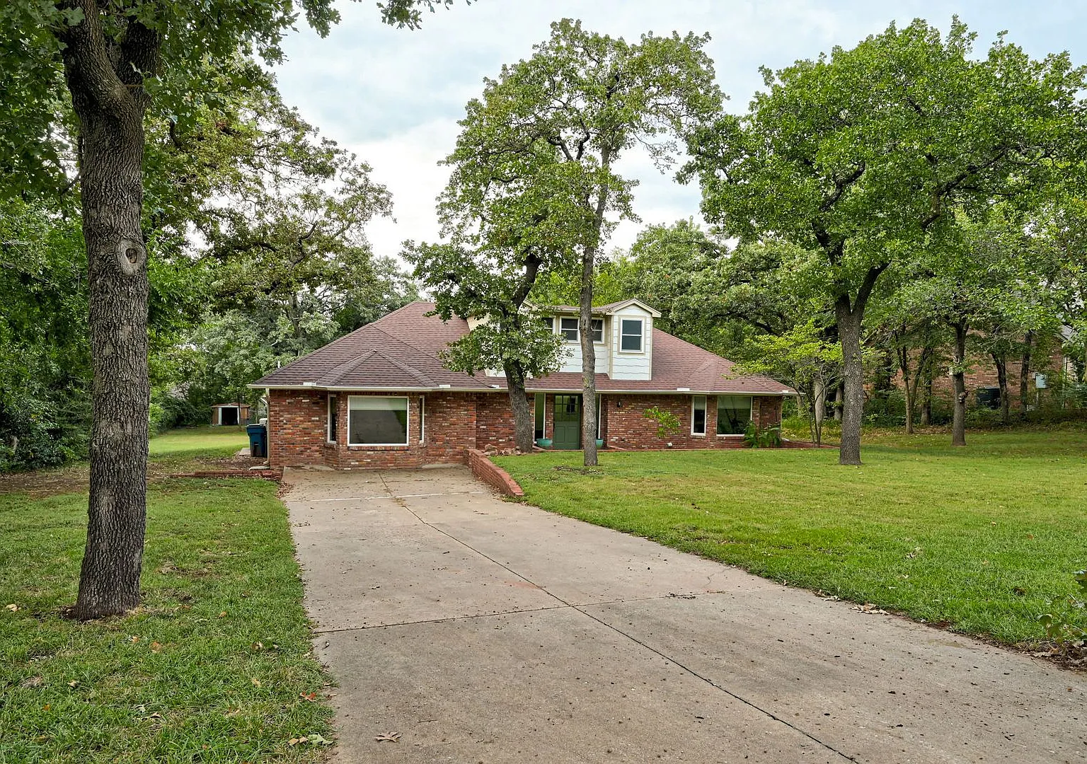 Stunning 3-Bed, 3-Bath Home in the Heart of Edmond! - Lawn Service Provided by owner — Photo 2