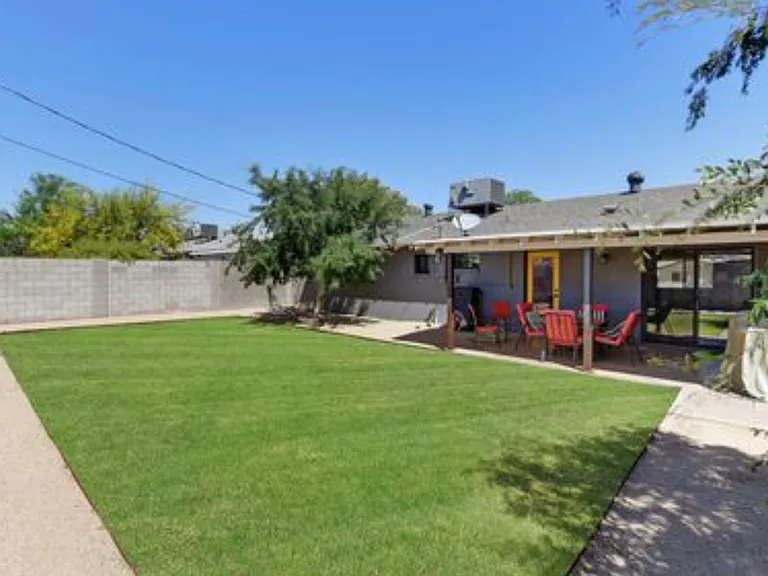 1031 W 12th Pl — Photo 2