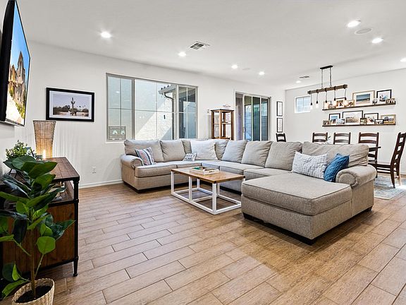 Great room (has new ceiling fan)