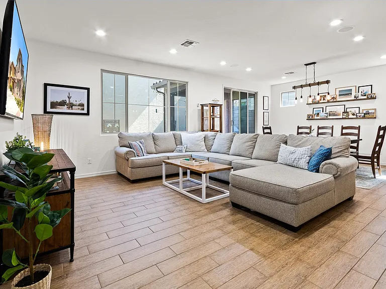 Great room (has new ceiling fan)