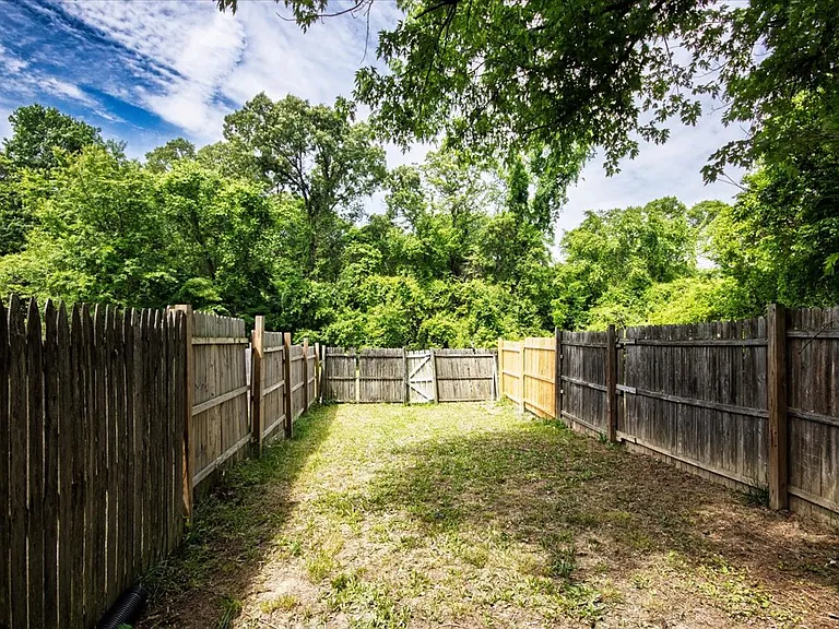 8523 Pioneer Dr — Photo 16
