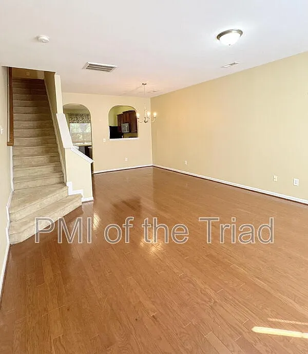 2 bed, 2.5 bath, 1368 sqft, $1,600 — Photo 3