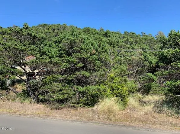 1313 NW Bayshore Dr, Waldport, OR 97394