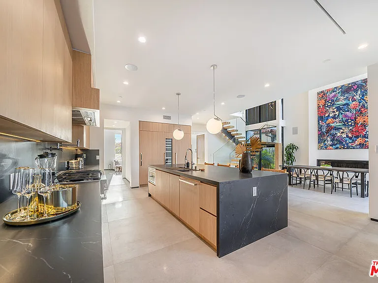 200 N Doheny Dr — Photo 39