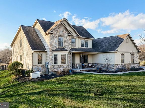 3rd image of 120 Buttercup Ln
