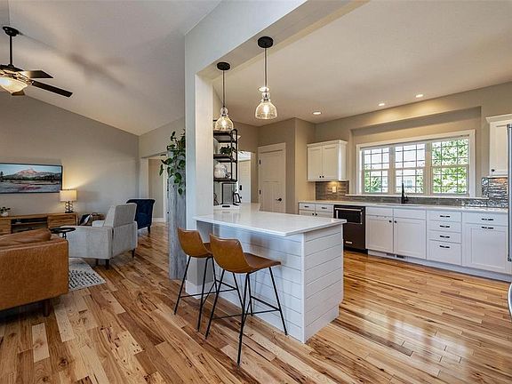 5th image of 451 Driftwood Ln