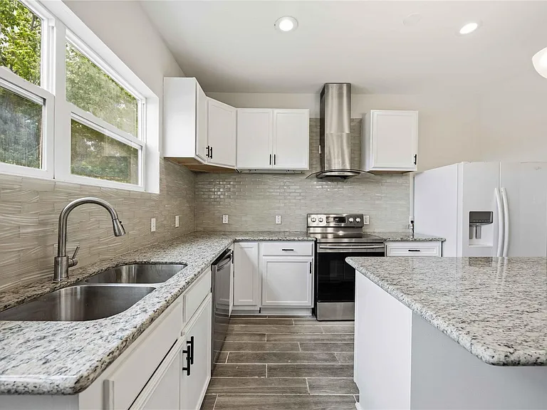 5302 Saxon Dr #1/2 — Photo 7