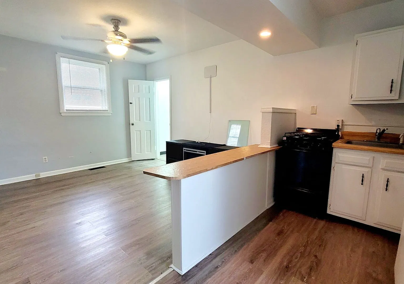 1202 W 7th St — Photo 3