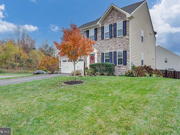 2nd image of 31 Cool Brook Ln