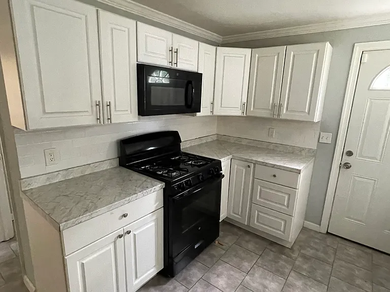 135 Mercer Ave — Photo 8