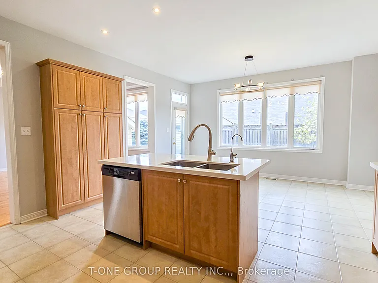 106 Castleglen Blvd — Photo 11