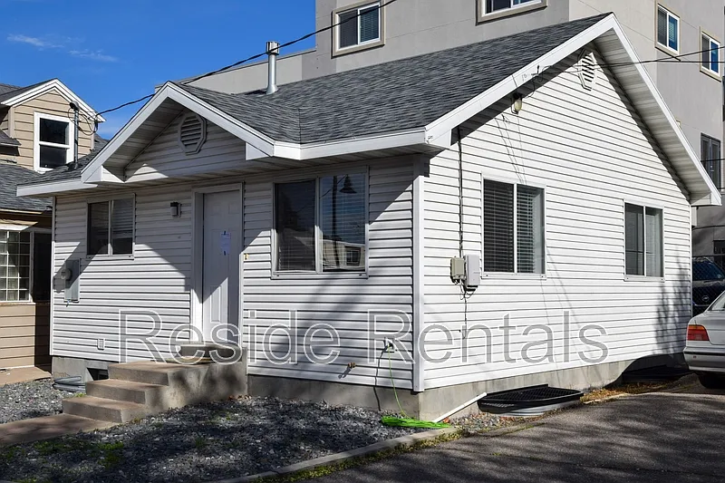 Building Photo - 686 1/2 Darwin Ave #3