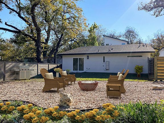 Gigantic private back patio to enjoy with your pet