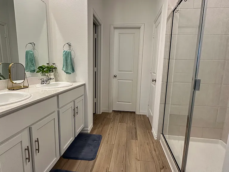 1828 Lake Grove Dr — Photo 8