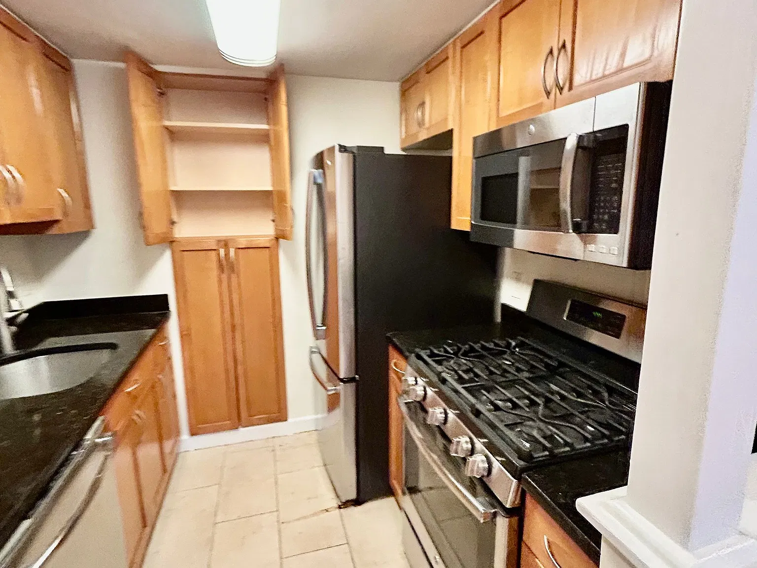 2 bed, 1.5 bath, 984 sqft, $3,570 — Photo 3