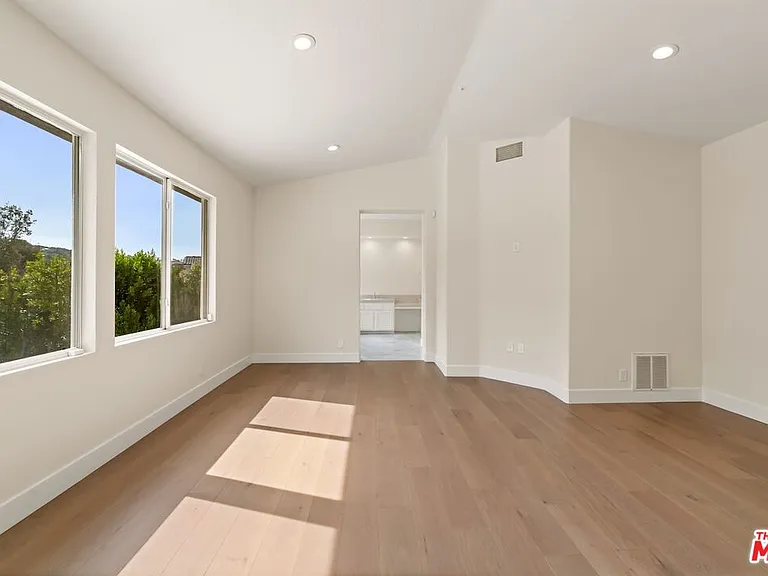 18500 Saint Moritz Dr — Photo 29