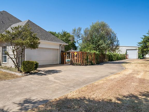 5th image of 2941 N Mockingbird Ln