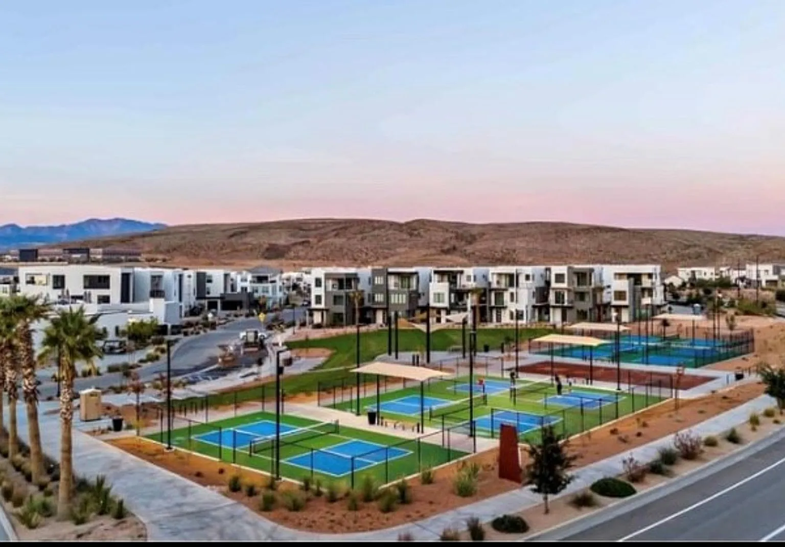 Amenities Galore! Desert Color 3 Bed townhome — Photo 3