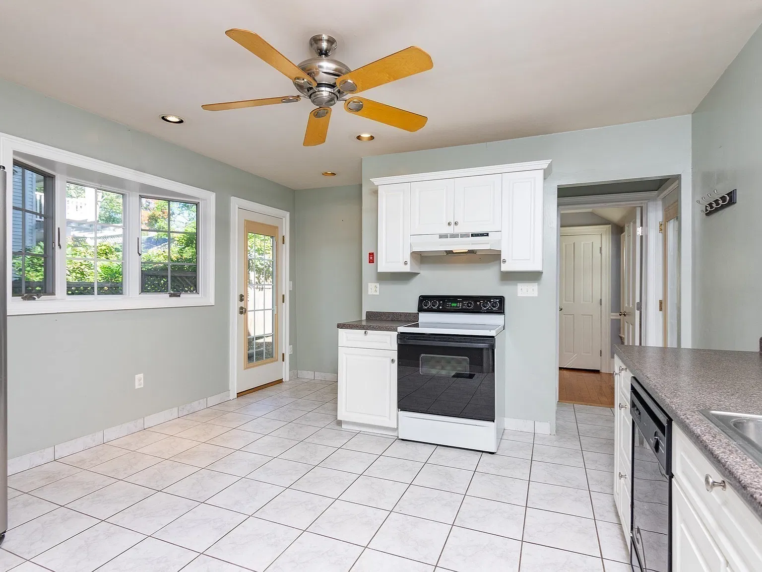 3 bed, 1.0 bath, 1100 sqft, $3,200 — Photo 2