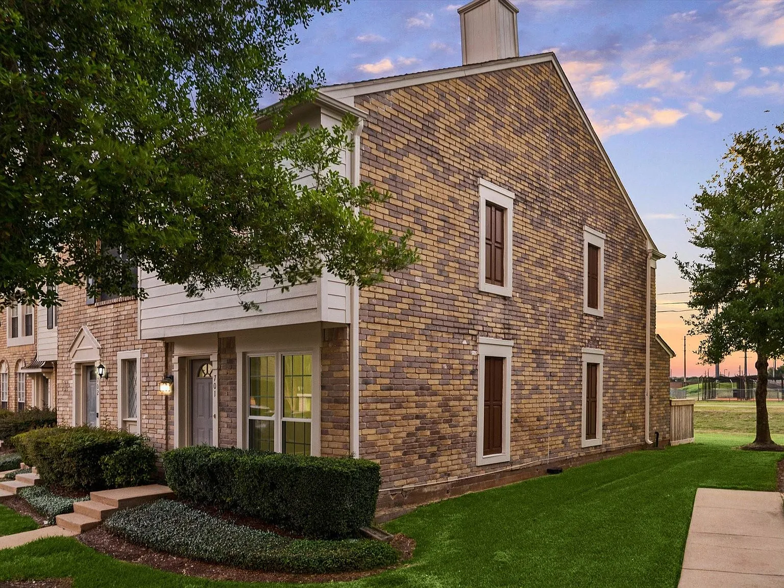 2 bed, 1.5 bath, $1,800 — Photo 2