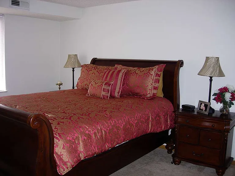 Woodview Commons Apartments — Photo 10