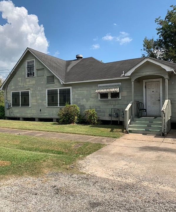 1st image of 210 E Chapin St