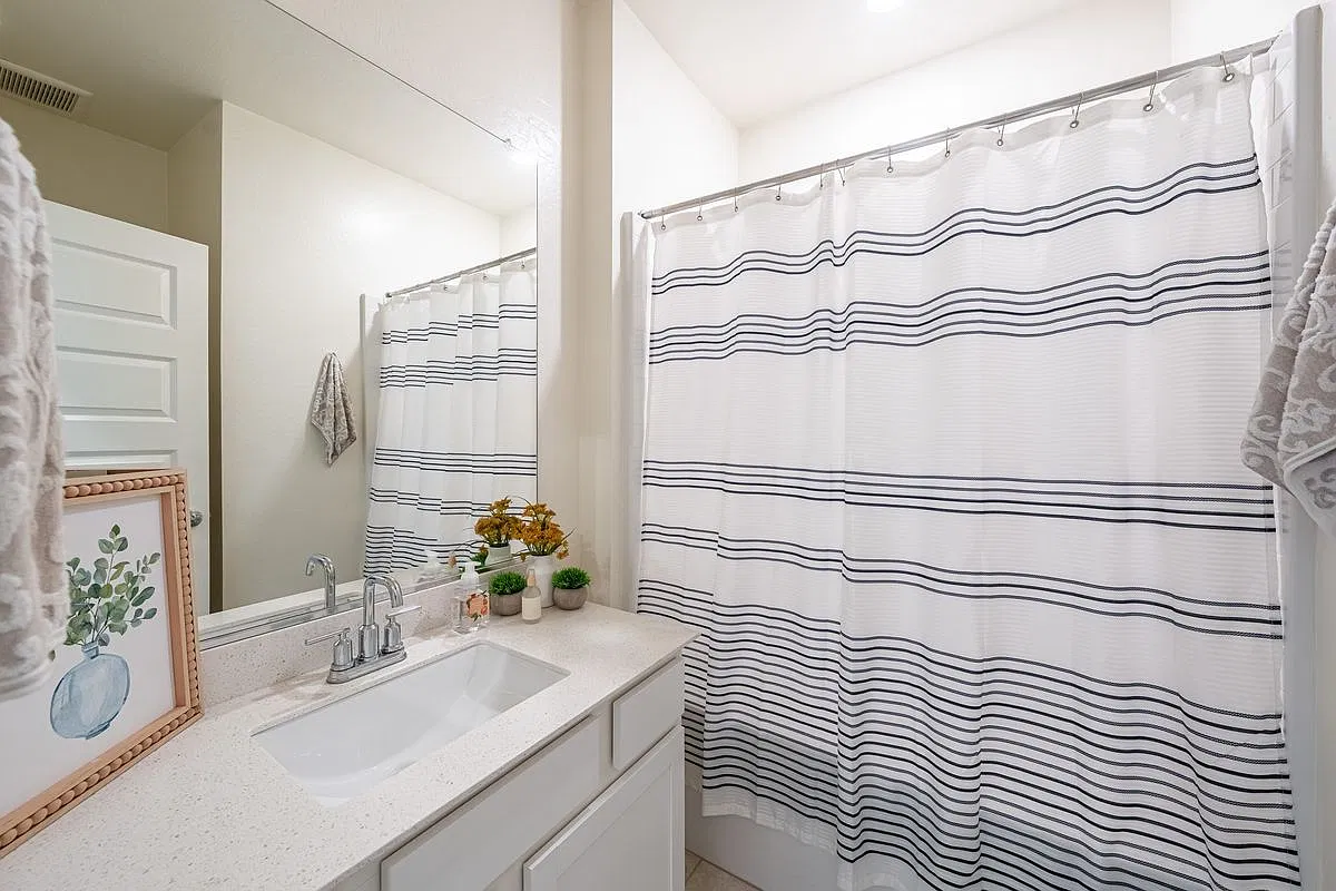 2 bed, 2.0 bath, 1096 sqft, $1,990 — Photo 4