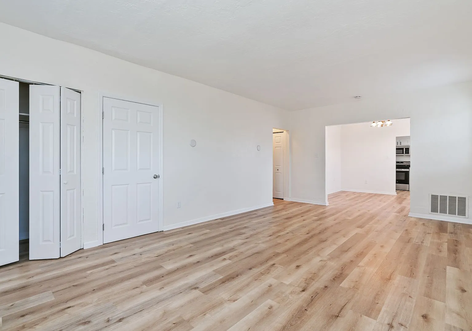 Recently Renovated, Pet Friendly, 3 Bedroom Apartment Close to Downtown — Photo 4