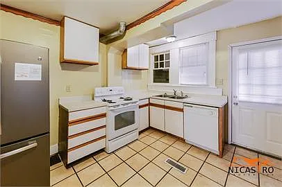 2097 Summit St — Photo 8