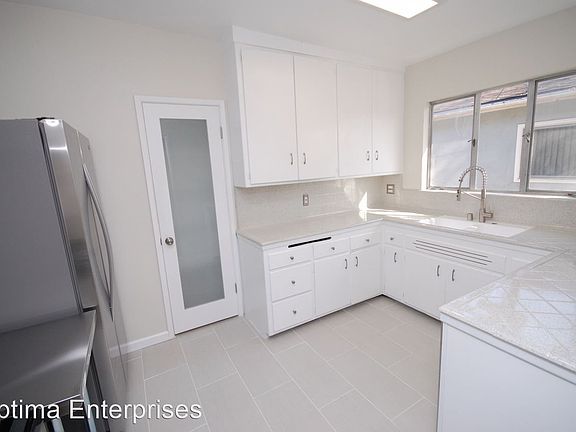 3rd image of 1148 N Formosa Ave APT 5
