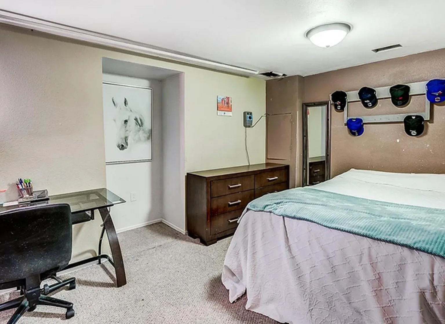 Huge room in a large shared home, private bathroom, great neighborhood, friendly roommates! — Photo 4