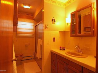 233 Winona Rd, Mount Pocono, PA 18344