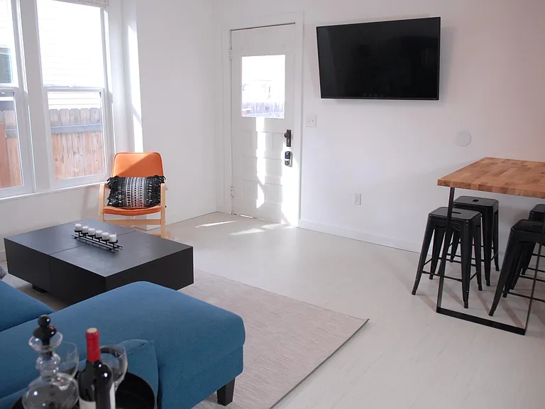 617 E Krall St #1 — Photo 5