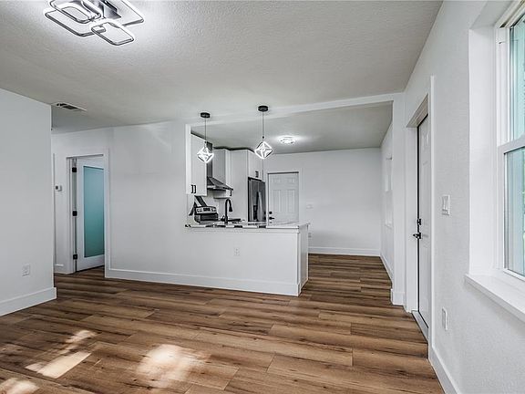 5th image of 1359 Barry St