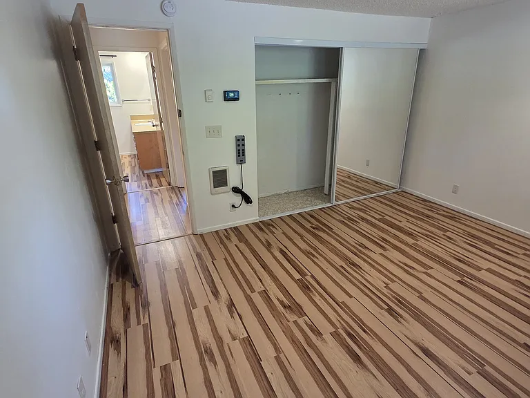 3945 Oak St — Photo 8