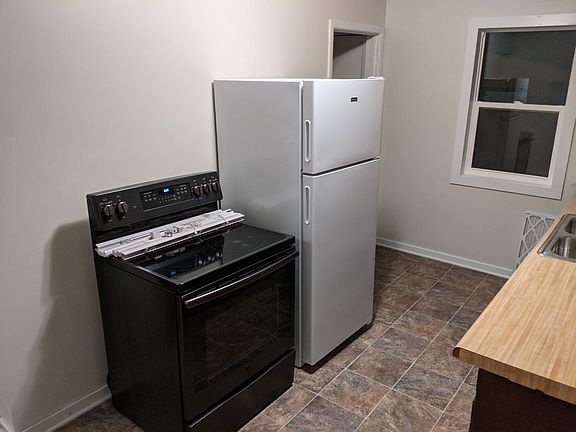4th image of 812 6th St SE