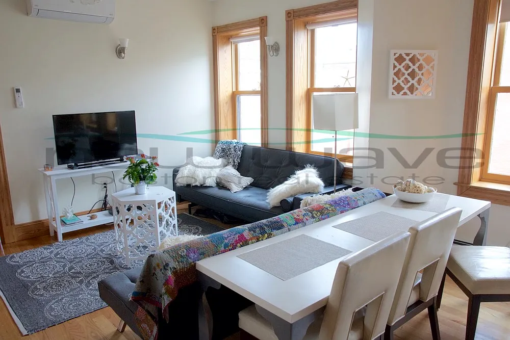3 bed, 1000 sqft, $4,800 — Photo 2