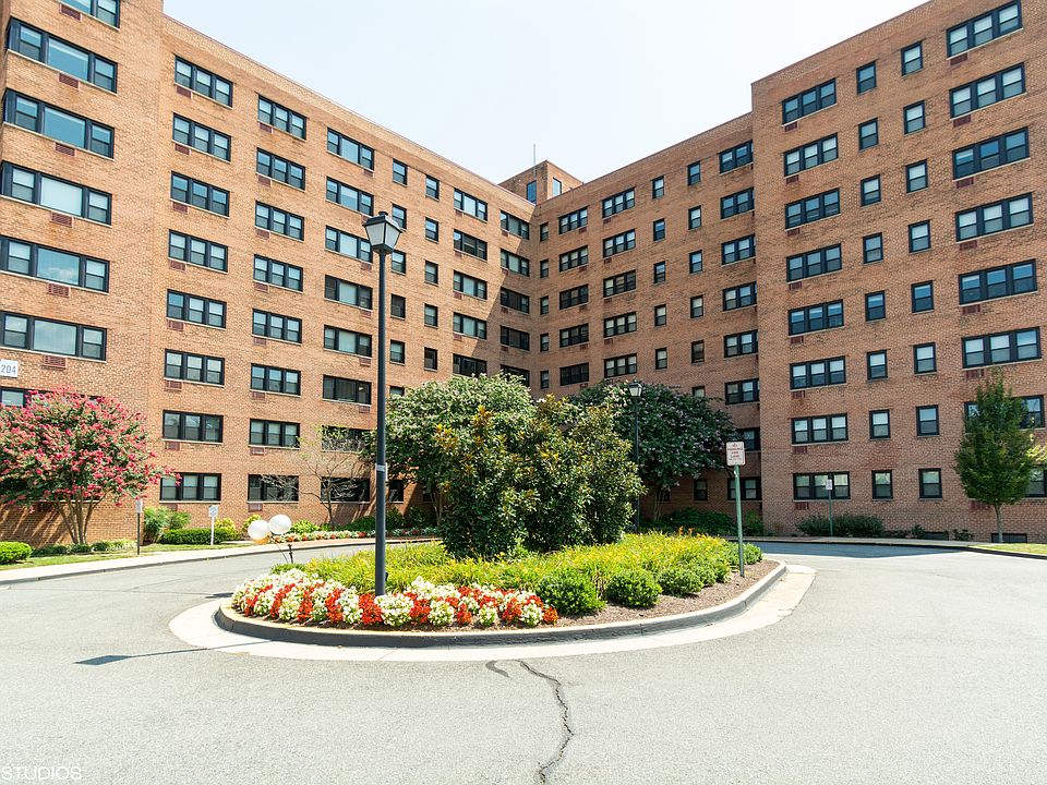 1st image of 1204 S Washington St #828