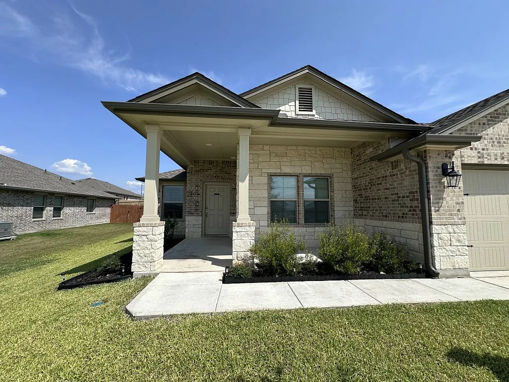 4 bed, 2024 sqft, $2,200 — Photo 2