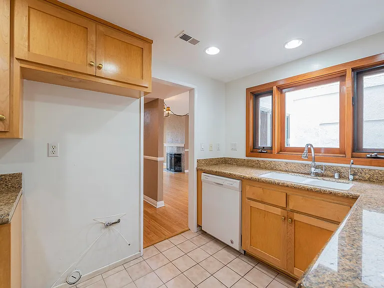 2410 Voorhees Ave #5 — Photo 8