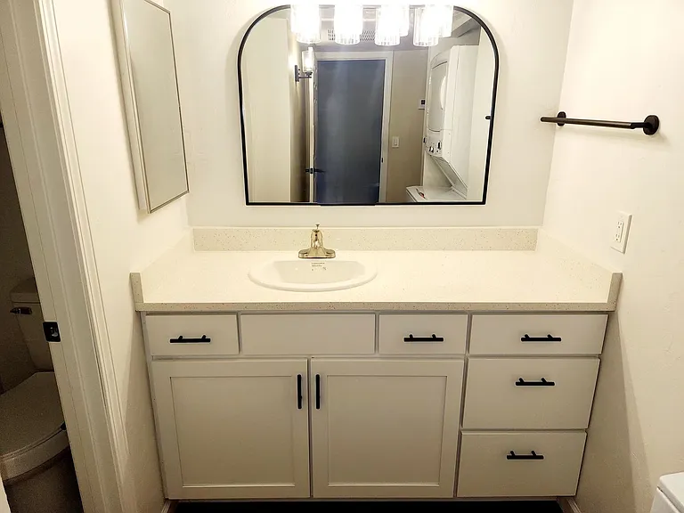 Broadway Proper Apartment ** One Month Free**W/D Included — Photo 18