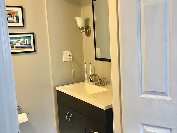 5th image of 95 1/2 Nightingale Ave #1