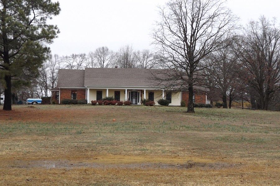 1st image of 4700 Douglas Dr