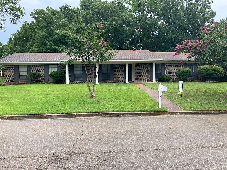 2310 Redbud Ln — Photo 1