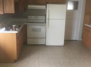 6 Dahlia Ln, Levittown, PA 19055