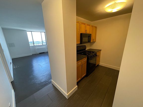 3rd image of 600 E 8th St APT 7D