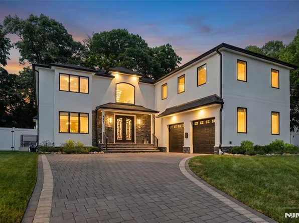 457 Lincoln Dr, Paramus, NJ 07652