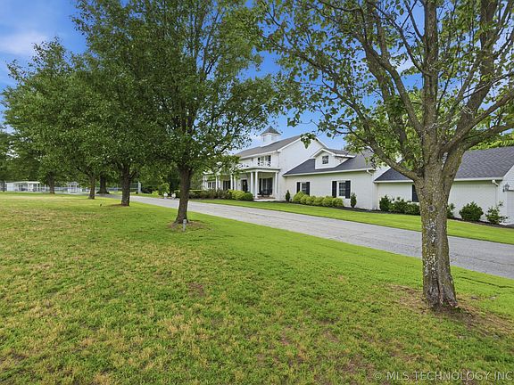 3rd image of 631 Rolling Oaks Pl