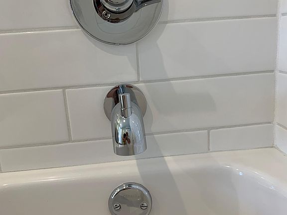 5th image of 825 Clarke Ave