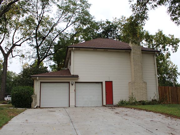 2 car garage with 3 lanes and door entrance